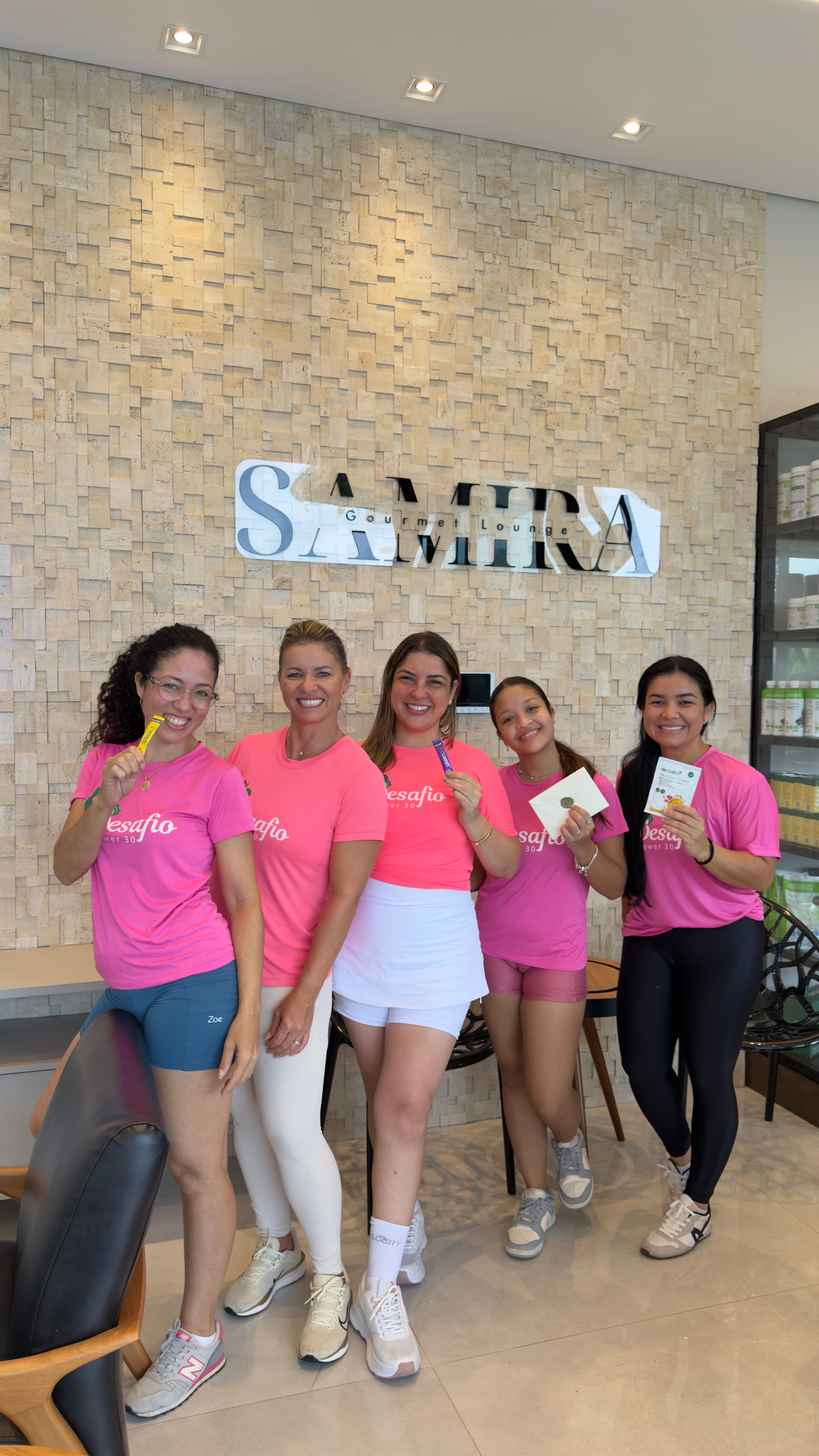Grupo de participantes do Desafio Power 30 com camisetas rosa na Samira Gourmet Lounge