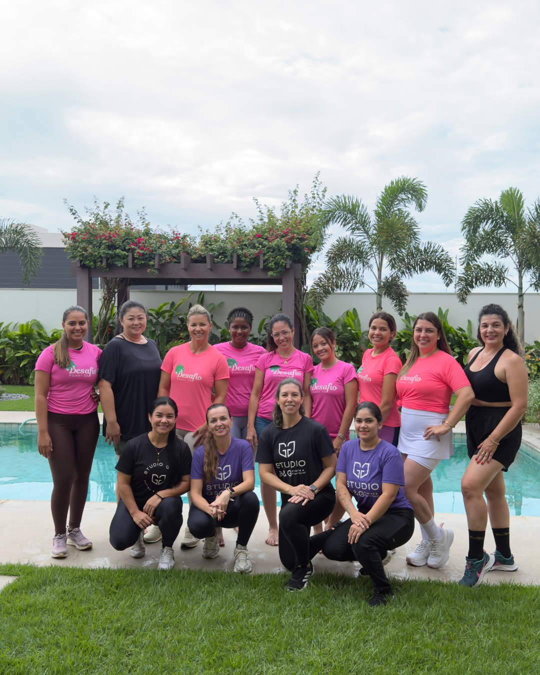 Participantes do Desafio Power 30 reunidas à beira da piscina