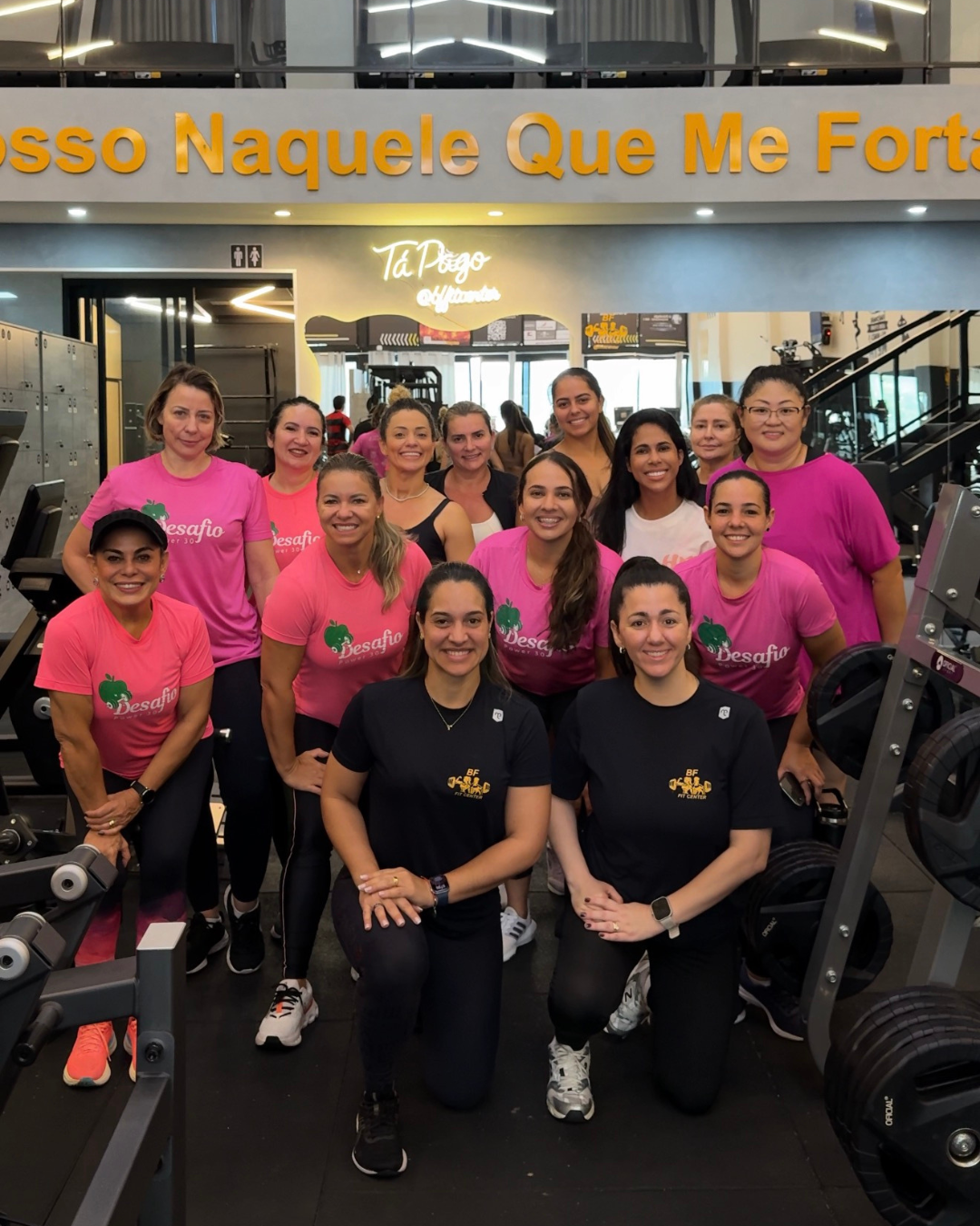 Turma do Desafio Power 30 com camisetas rosa dentro da academia